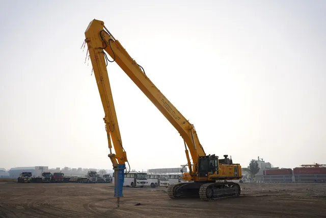 Image of 37 metre long boom excavator on rent